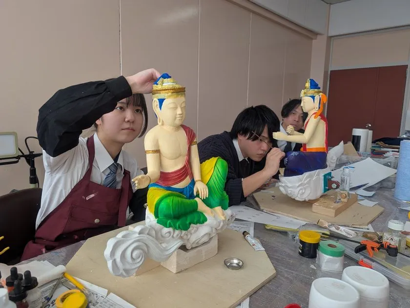 1300年の古刹に高校生の彩色で14体が揃う!誠恵高等学校「喜光寺 雲中供養菩薩彩色プロジェクト」 阿弥陀如来坐像と本堂内陣の荘厳な空間