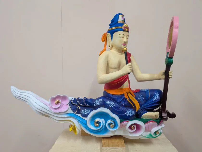 1300年の古刹に高校生の彩色で14体が揃う!誠恵高等学校「喜光寺 雲中供養菩薩彩色プロジェクト」 生徒たちが工房で雲中供養菩薩像の彩色に取り組む様子