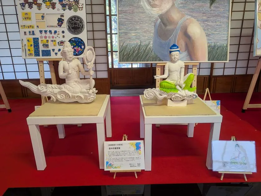1300年の古刹に高校生の彩色で14体が揃う!誠恵高等学校「喜光寺 雲中供養菩薩彩色プロジェクト」 白い肌と深紅の衣が印象的な雲中供養菩薩像