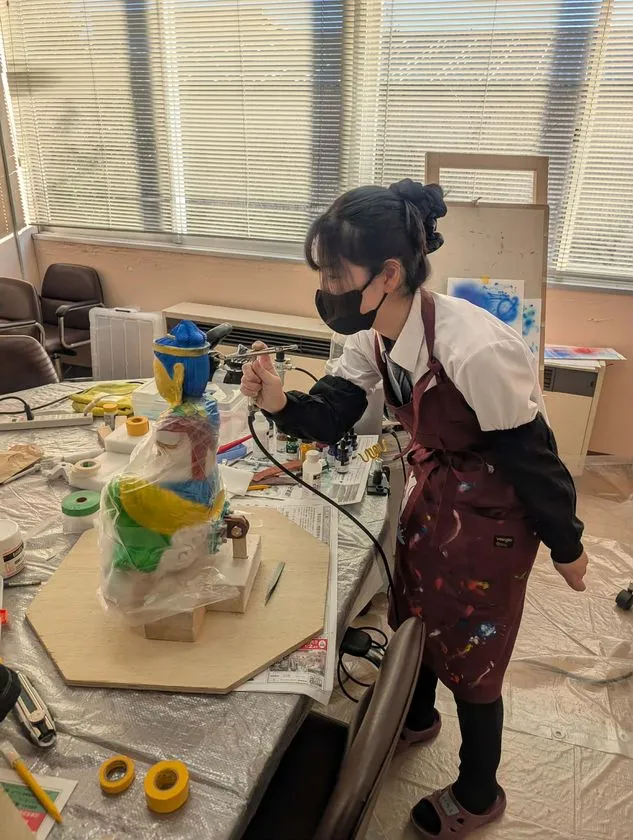 1300年の古刹に高校生の彩色で14体が揃う!誠恵高等学校「喜光寺 雲中供養菩薩彩色プロジェクト」 未彩色と彩色途中の雲中供養菩薩像が並ぶ展示