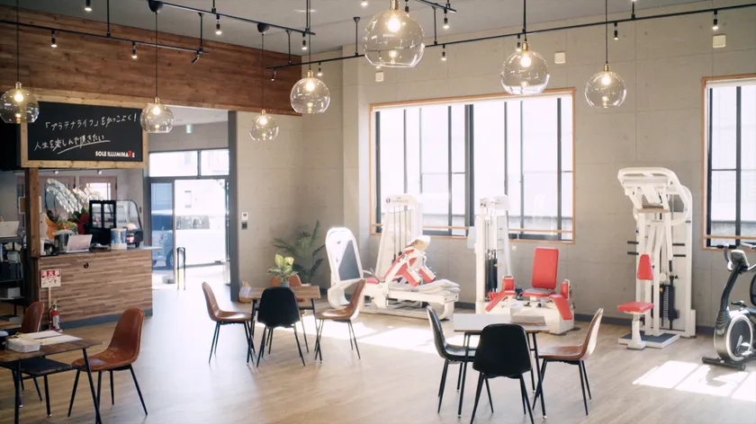 人が確定する17店舗展開で作成時間を20〜30%短縮!HLC「モニタリング報告書作成支援」 カフェのような空間とトレーニング設備を備えたソレイルミナーレの施設内
