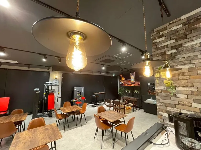 人が確定する17店舗展開で作成時間を20〜30%短縮!HLC「モニタリング報告書作成支援」 落ち着いた空間にテーブル席とトレーニング設備を備えた施設内