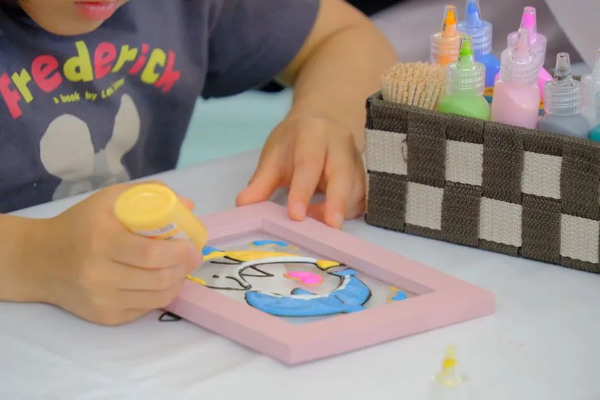 サンドアート作品を制作する子ども