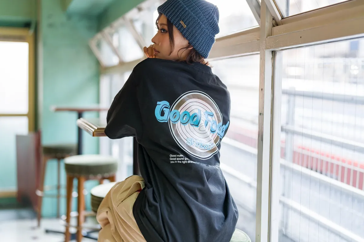 Good Food SUNDAYのバックプリントTシャツ着用