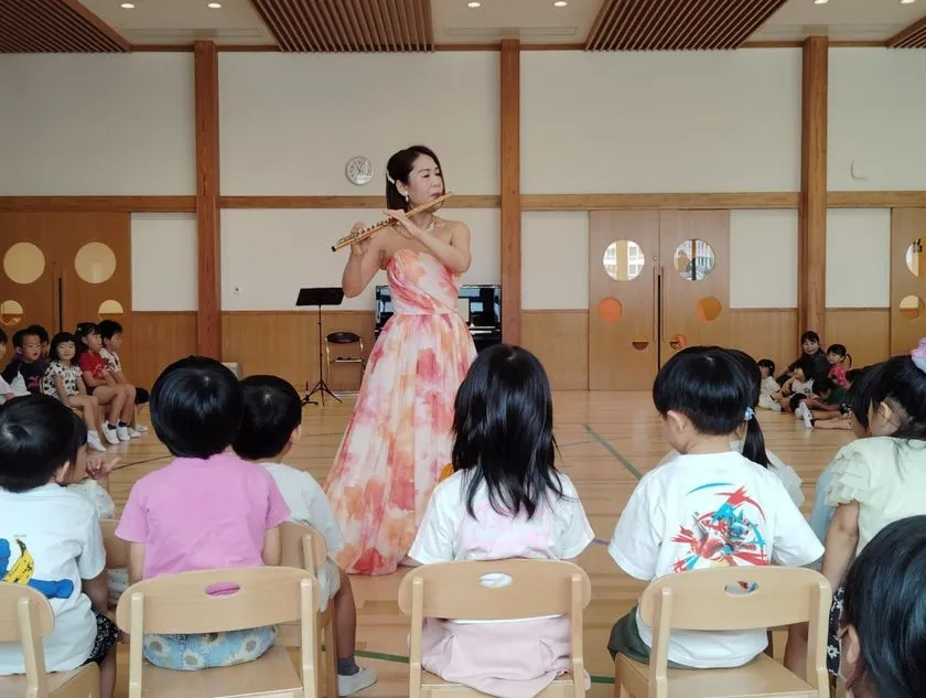 園児の目の前で生の音楽体験を届けるフルート演奏