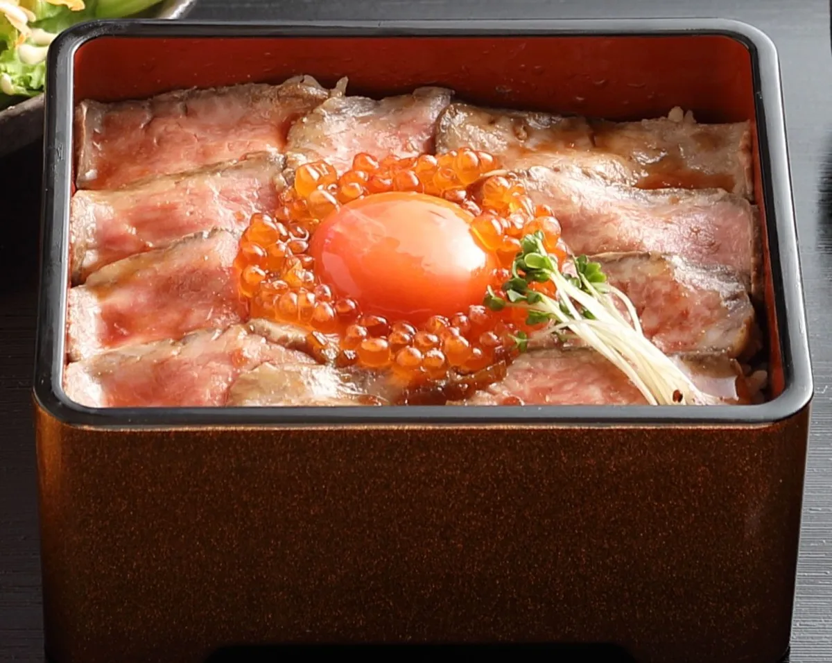 近江牛の炙り重に卵黄といくらをトッピングした贅沢な一品