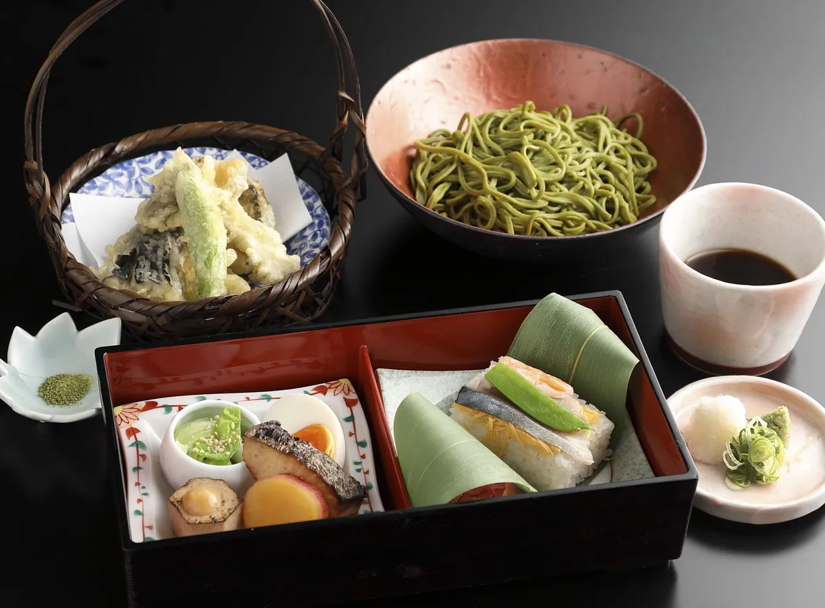 茶莵里の抹茶蕎麦御膳と竹籠盛りの天ぷら