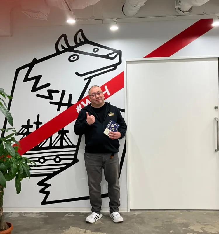 ワンダーストレージホールディングス本社エントランスと佐藤肇祐