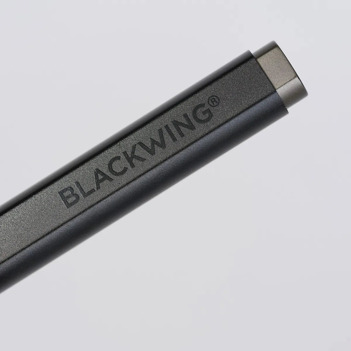 BLACKWINGローラーボールペンの軸部クローズアップ