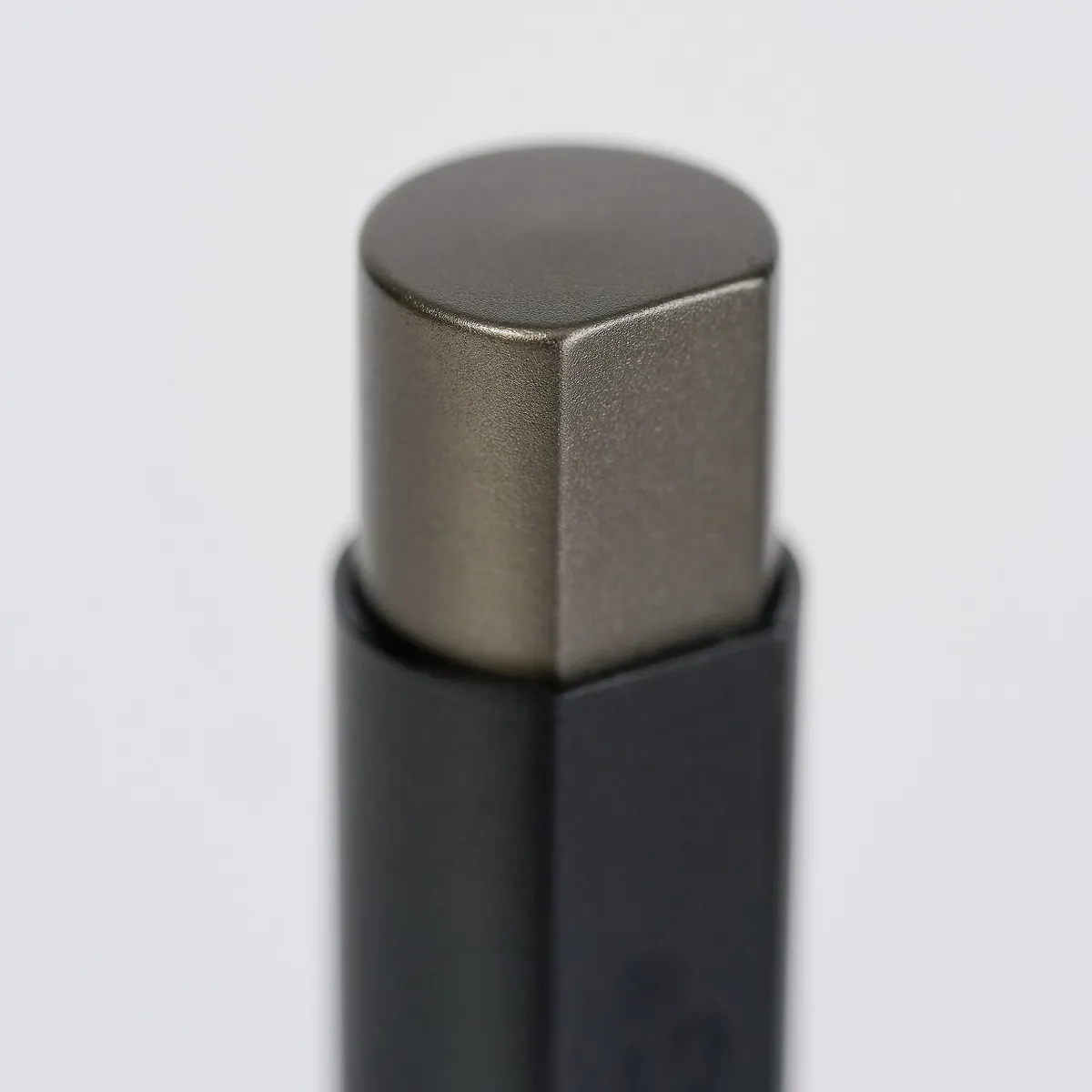 BLACKWINGローラーボールペンの尾栓マクロ