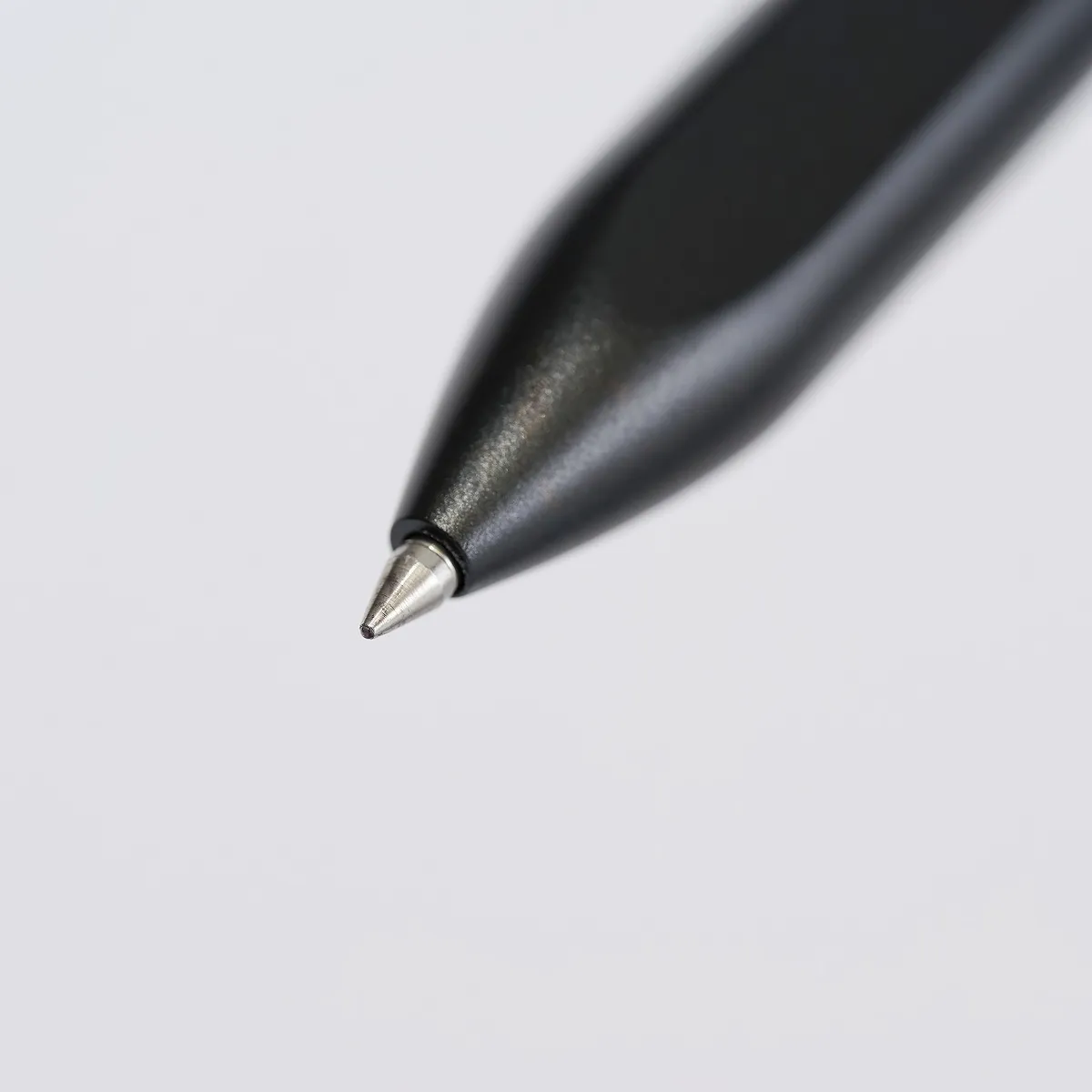 BLACKWINGローラーボールペンのペン先マクロ