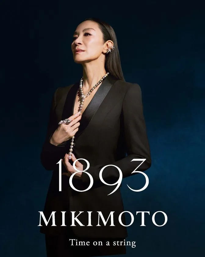 白蝶真珠と黒蝶真珠のロングネックレスを纏うミシェル・ヨー