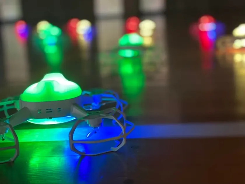 屋内ドローンショーの待機シーン