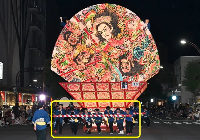 弘前ねぷた本体を曳く様子