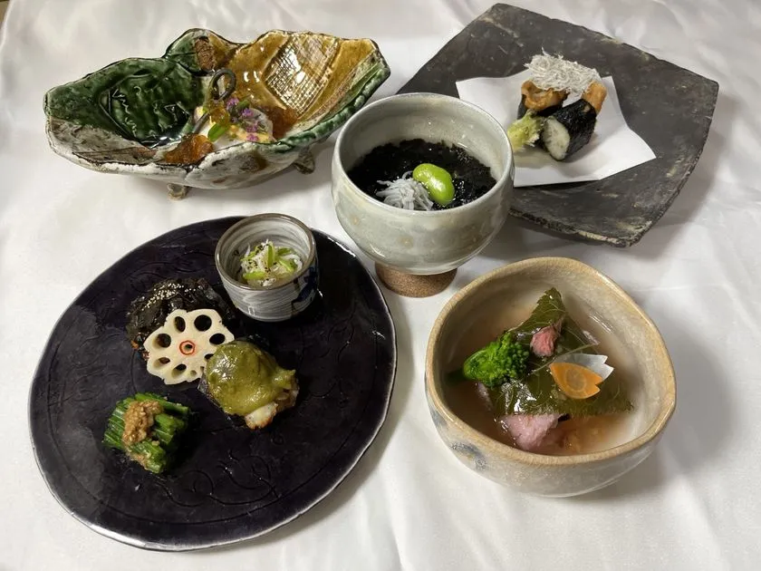 織部焼の器に盛り付けられたコース料理