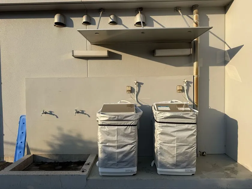 向上高等学校に設置された寄贈洗濯機2台