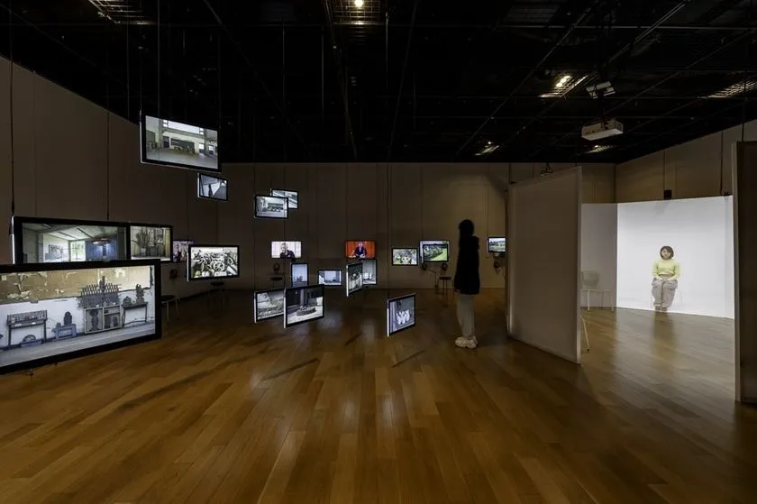 映像インスタレーション「51分と13年」展示室全景