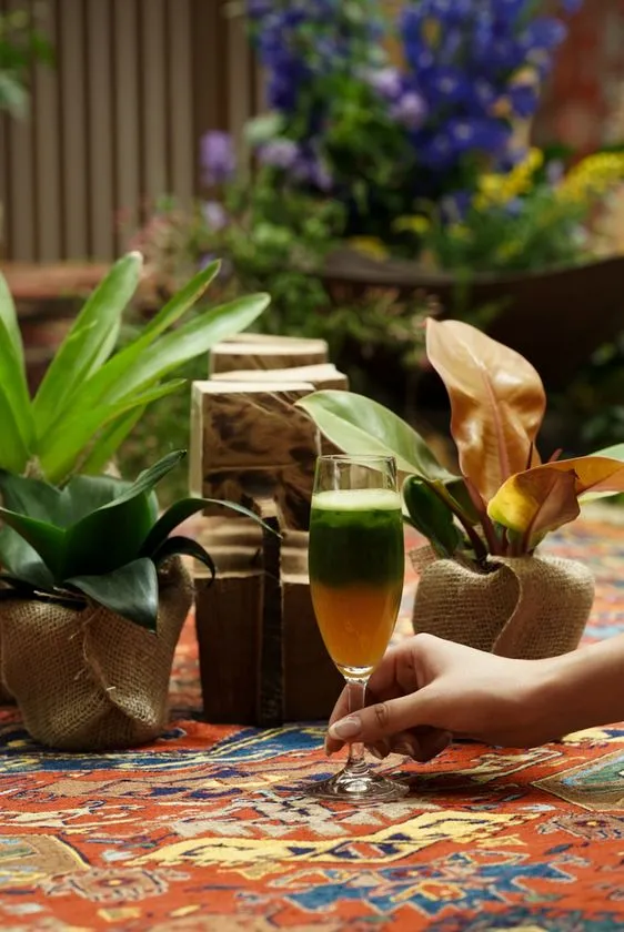 アーツ＆カルチャー会場での抹茶カクテル提供シーン