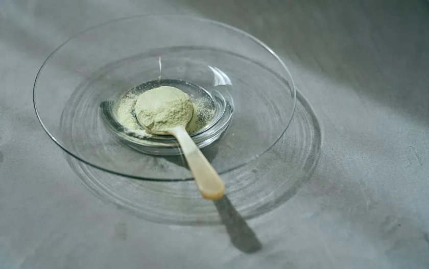 きめ細かい抹茶色のプロテインパウダー