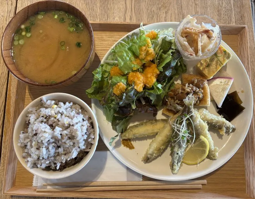 企業食堂で提供された湖魚ランチセット