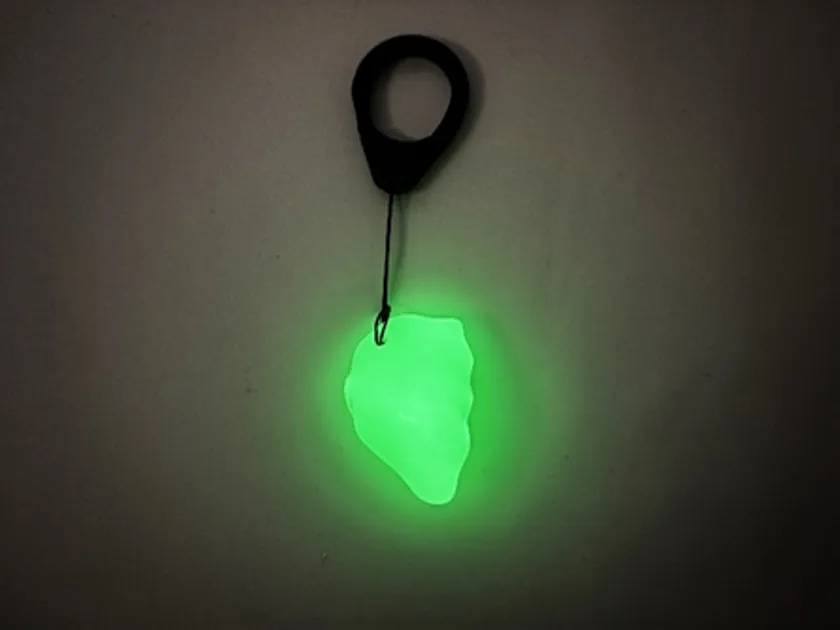 暗闇の中で緑色に光る蓄光安全キーホルダー