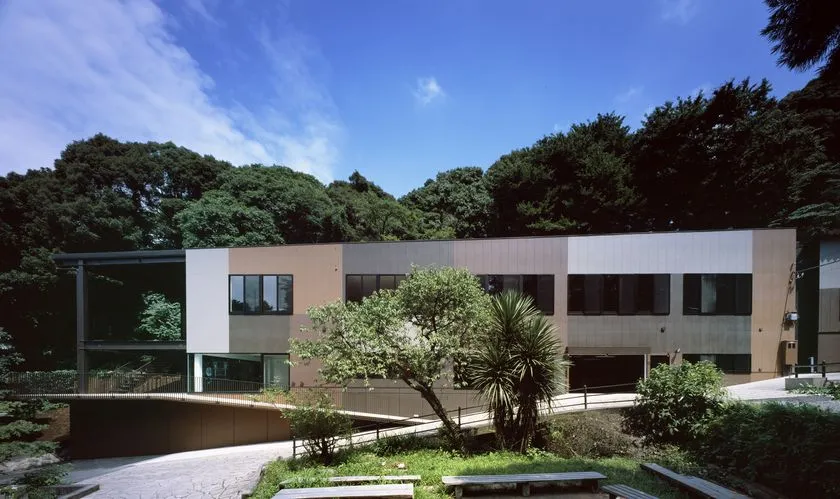 チューリップと蝶が精緻なガラスピースで表現された中央部