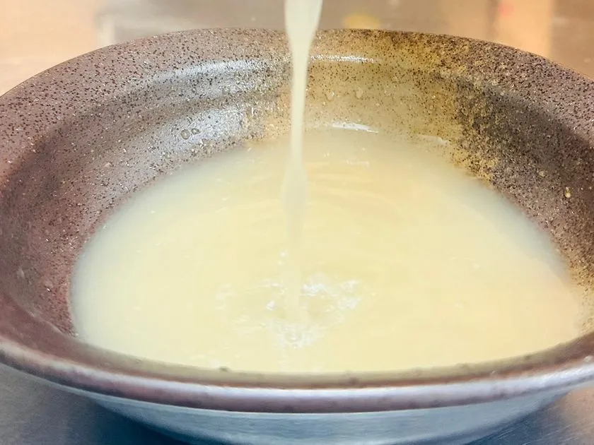 和牛骨スープを注ぐ様子