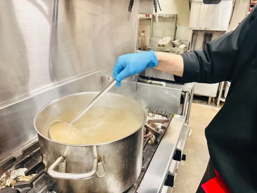 和牛骨スープの仕込み風景