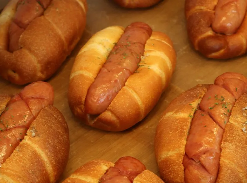 スモークソーセージ塩パン（680円）