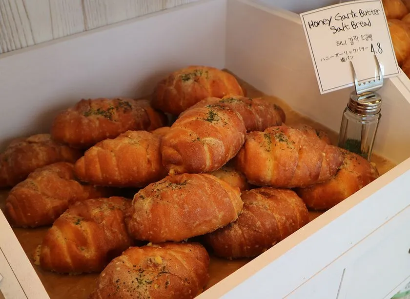 ハニーガーリックバター塩パン（480円）