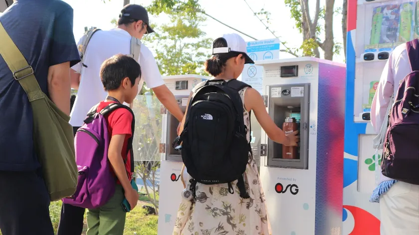 大阪・関西万博会場でマイボトルを使い給水する来場者