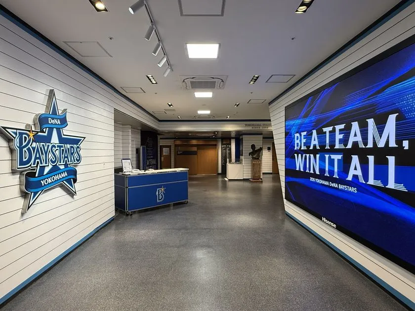横浜スタジアム関係者通路に設置されたハイセンスLEDビジョン