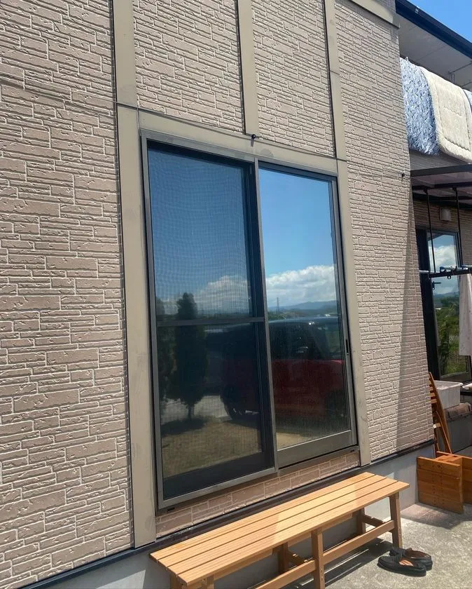 外から鏡のように反射し、室内が見えない