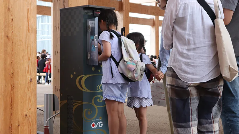 万博会場の給水機を利用する子どもたち