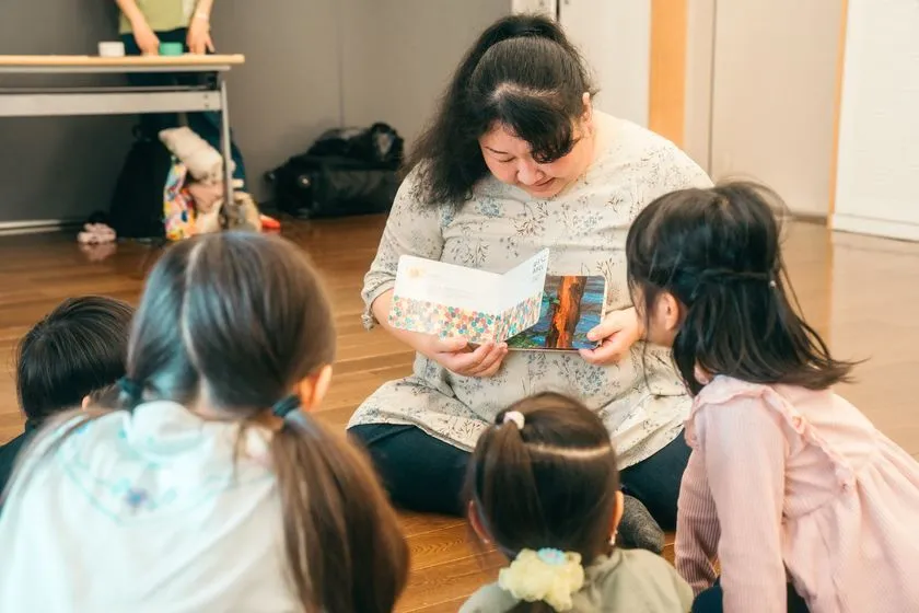 絵本から子どもたちが主体的に物語をつくる表現教育の授業シーン