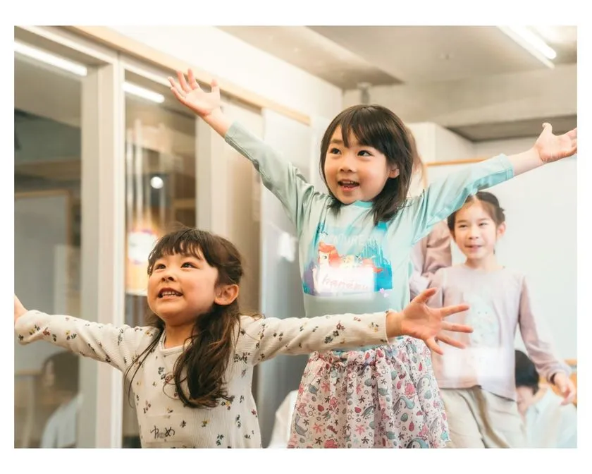 歌や身体表現を通じて園児たちが