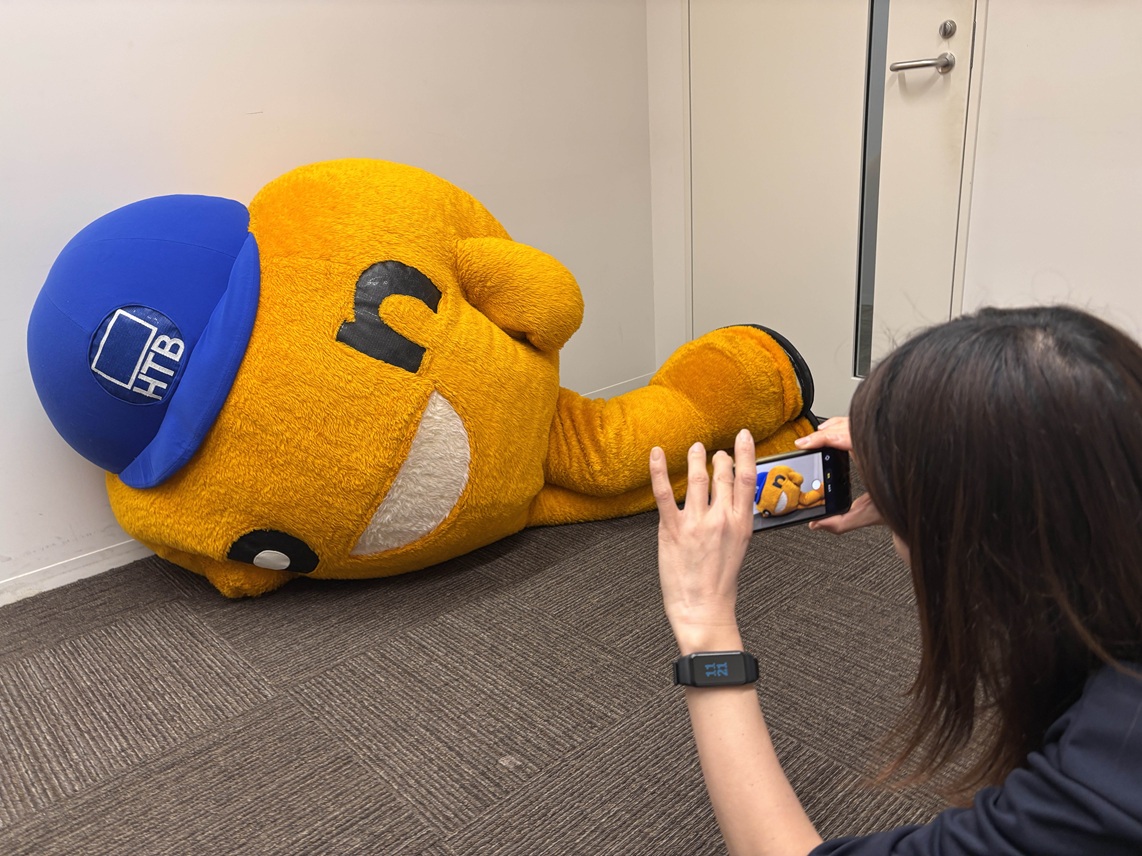 開発協力のため、寝そべりポーズを披露するonちゃん