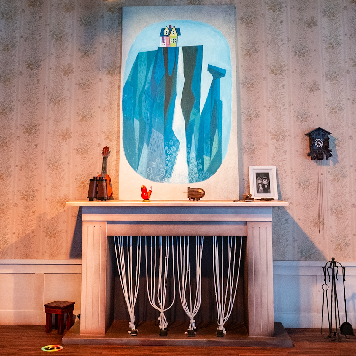 『カールじいさんの空飛ぶ家』煙突につながる風船