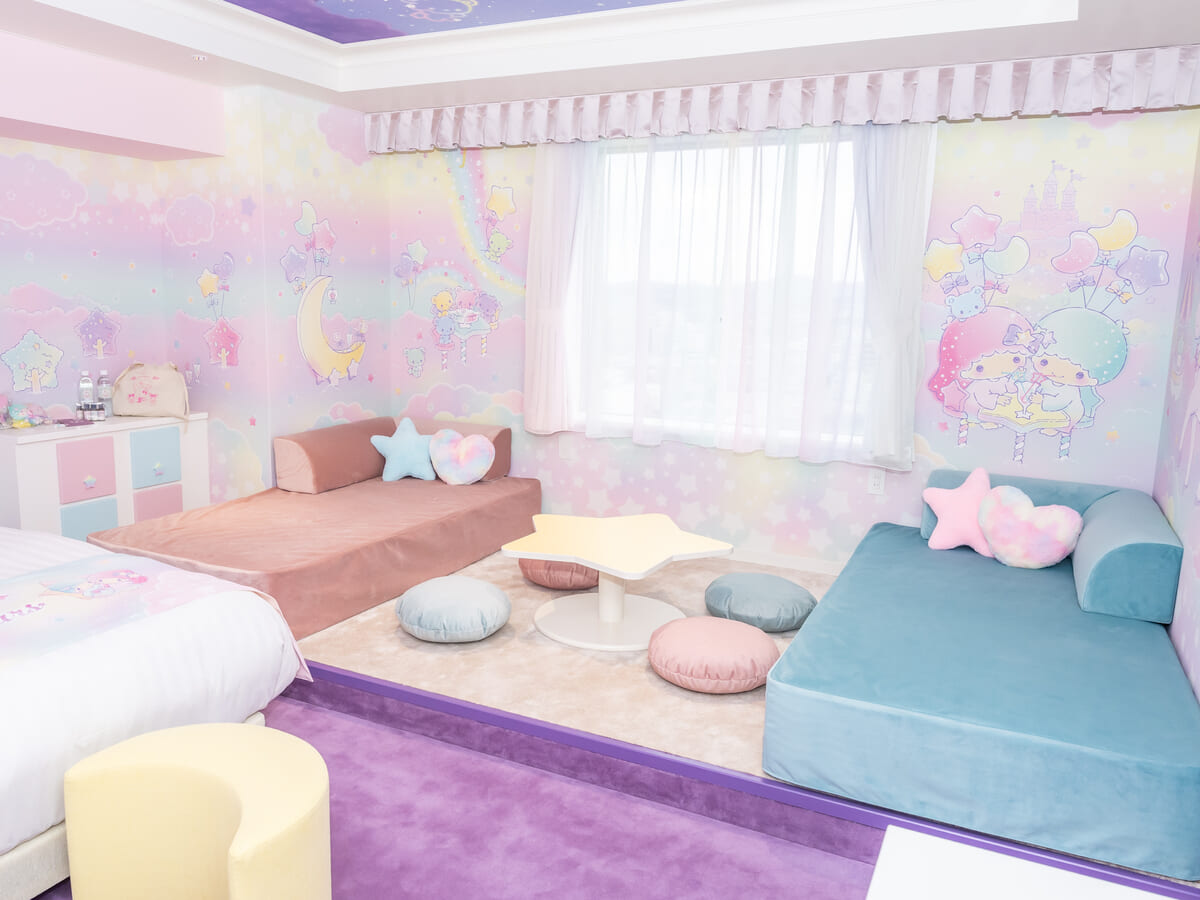 靴を脱いでくつろげる「小上がりスペース」