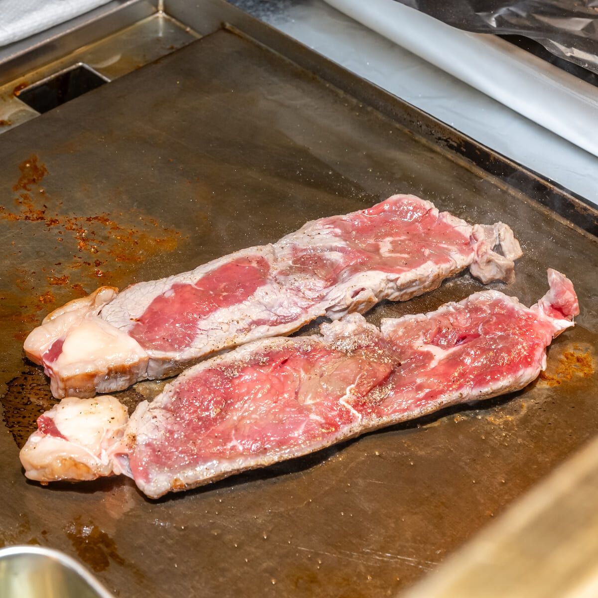 春野菜のグリルを添えたサーロインステーキ