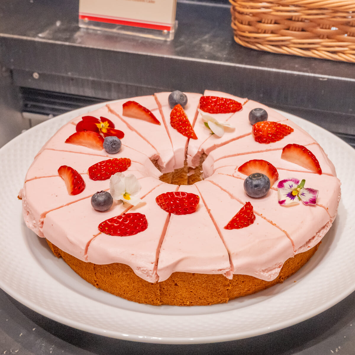 いちごクリームのシフォンケーキ