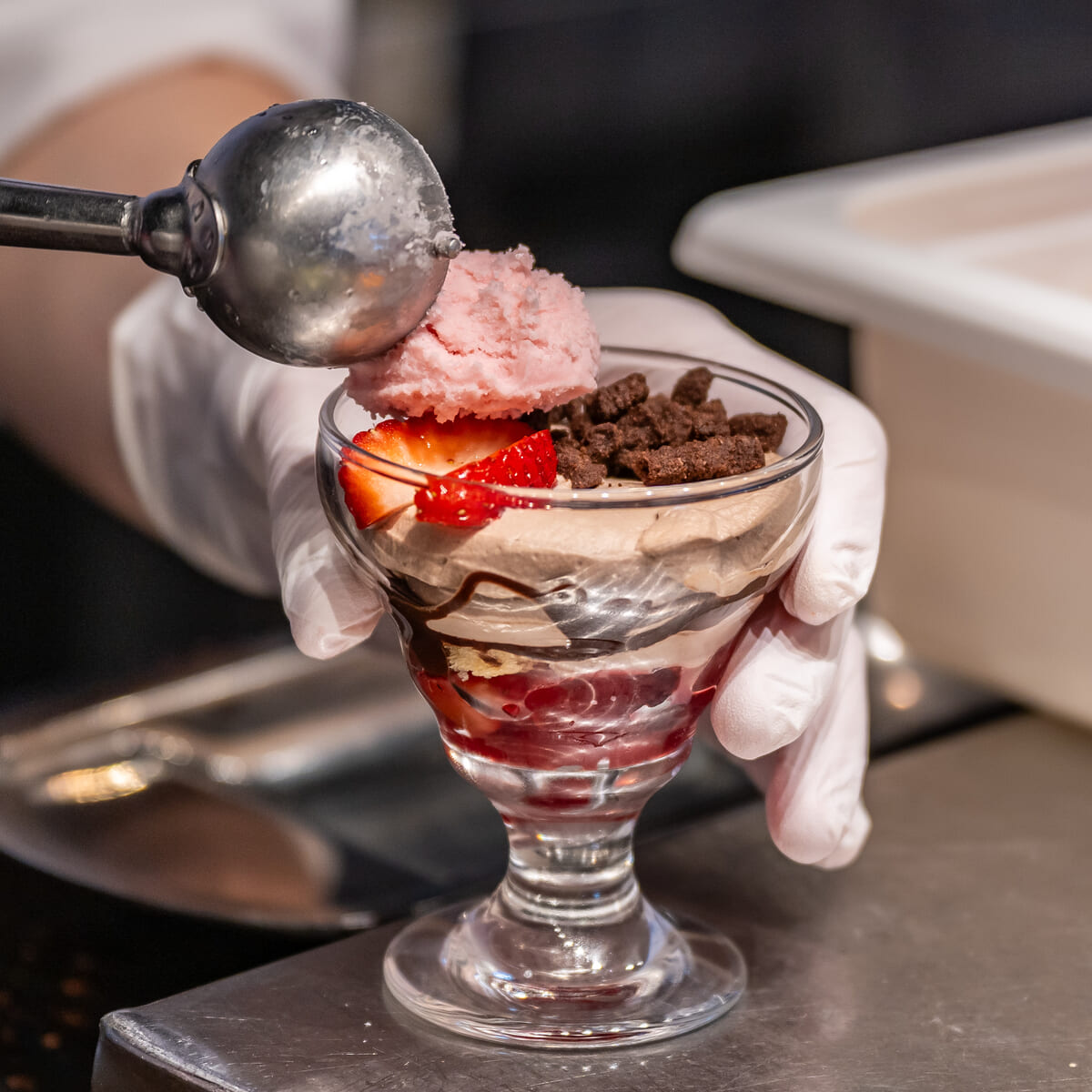 いちごとチョコレートのワッフルパフェ