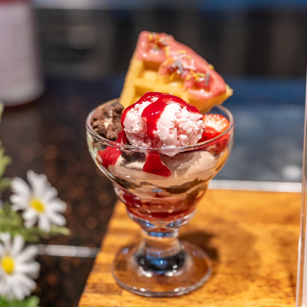 いちごとチョコレートのワッフルパフェ2