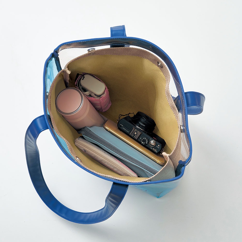 グッズが付けられるクリアトートバッグ　収納イメージ