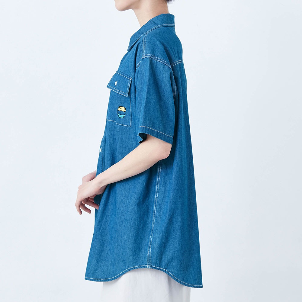 ユニセックス刺しゅうデニムシャツ「くまのプーさん」　サイドスタイル