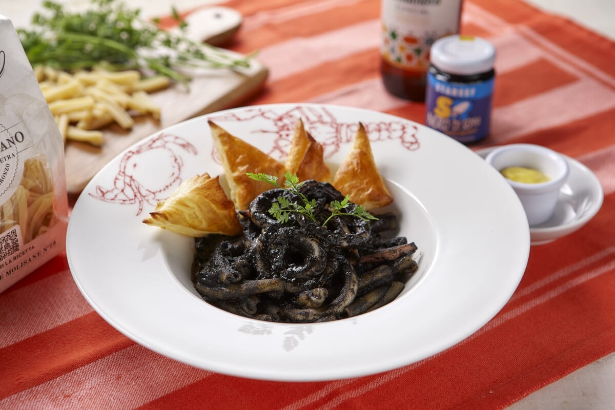 スペイン産イカスミで仕上げた墨煮ショートパスタ～アイオリソース仕立て～