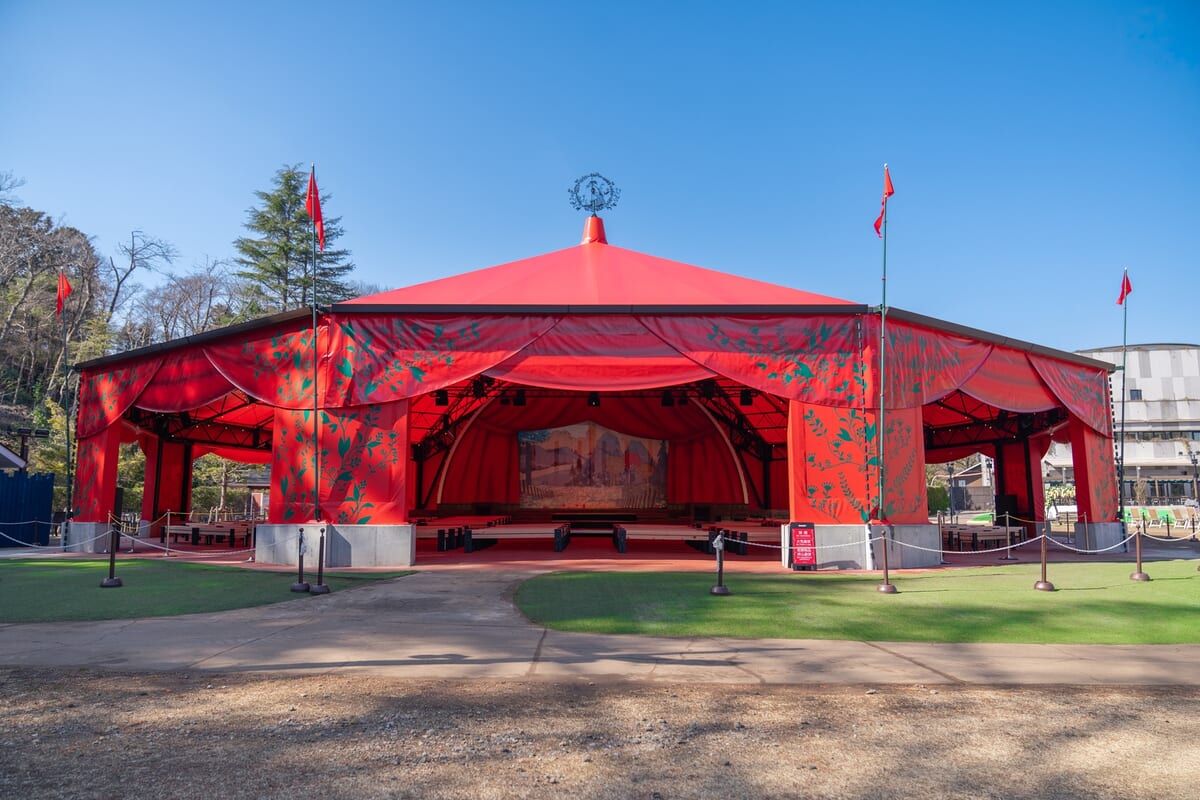 「エンマの劇場」リニューアルオープン！全天候型シアターへ進化