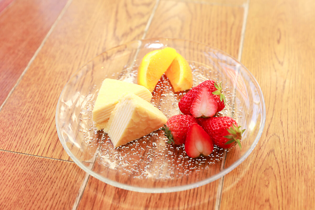 上段：スイーツ・季節のカットフルーツ