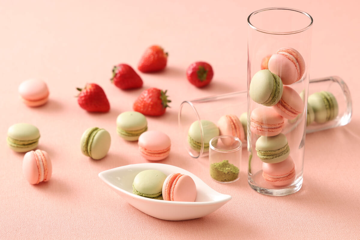 ディナータイム特典：自家製マカロンのいちご・抹茶（各色1つずつ）