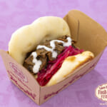 東京ディズニーシー・フード＆ワイン・フェスティバル／カスバ・フードコート「カリー香るビーフのナンサンド、フムスとヨーグルトソース（ハウス こくまろカレー使用）」